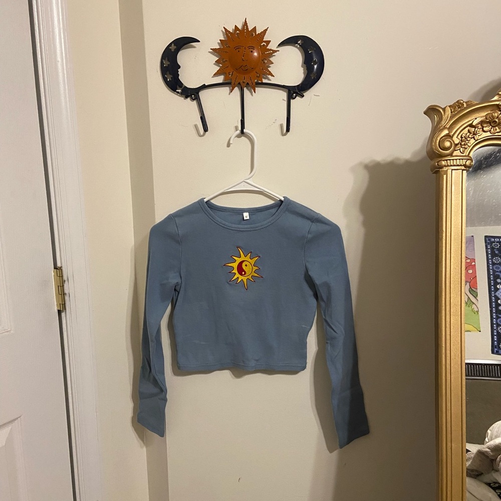 super cute blue sun moon baby tee!